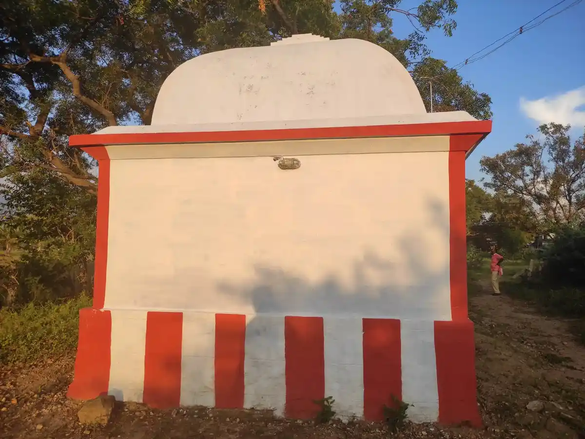 Arulmigu Perumal Temple, Gullalagundu - 624201 அருள்மிகு பெருமாள் திருக்கோயில், Gullalagundu - 624201, Dindigul - Ancient Temple Architecture and History Image 2