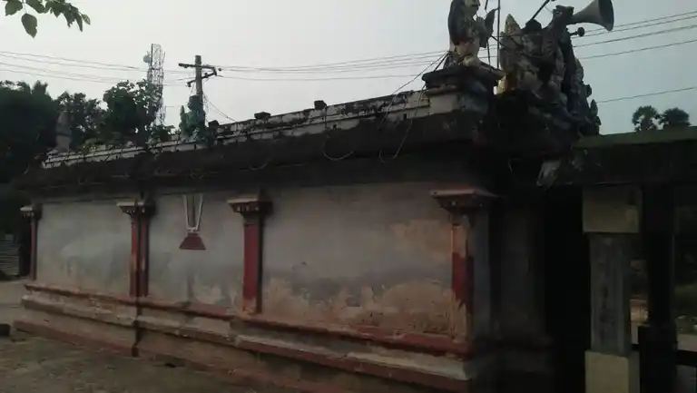 Arulmigu Perumal Temple, Inside The Village, Kamakkambedu - 602001 அருள்மிகு பெருமாள் திருக்கோயில், Inside The Village, Kamakkambedu - 602001, Tiruvallur - Ancient Temple Architecture and History Image 3
