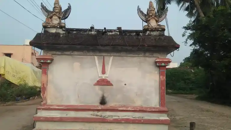 Arulmigu Perumal Temple, Inside The Village, Kamakkambedu - 602001 அருள்மிகு பெருமாள் திருக்கோயில், Inside The Village, Kamakkambedu - 602001, Tiruvallur - Ancient Temple Architecture and History Image 4
