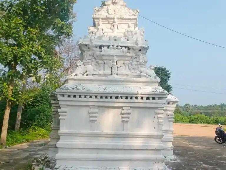 Arulmigu Perumal Temple, Madhiyampatti, Mampatti - 636902 அருள்மிகு பெருமாள் திருக்கோயில், சென்றயான்பட்டி, சென்றயான்பட்டி - 636902, Dharmapuri - Ancient Temple Architecture and History Image 3