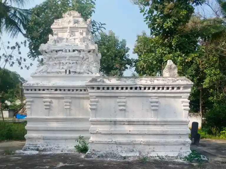 Arulmigu Perumal Temple, Madhiyampatti, Mampatti - 636902 அருள்மிகு பெருமாள் திருக்கோயில், சென்றயான்பட்டி, சென்றயான்பட்டி - 636902, Dharmapuri - Ancient Temple Architecture and History Image 7