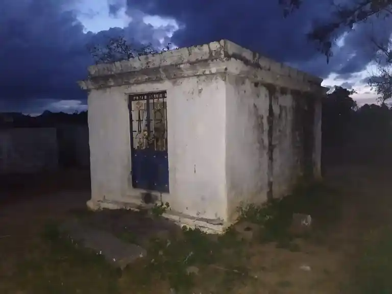 Arulmigu Perumal Temple, Vengilikanappali, Bellarampalli - 635122 அருள்மிகு பெருமாள் திருக்கோயில், வெங்கிலிகானப்பள்ளி - 635122, Krishnagiri - Ancient Temple Architecture and History Image 3