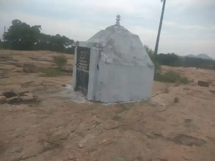 Arulmigu Perumparai Vinayagar Temple, Perumbarai, Perumbarai - 624710 அருள்மிகு பெரும்பாறை விநாயகர் கோயில், Perumbarai, பெரும்பாறை - 624710, Dindigul - Ancient Temple Architecture and History Image 3