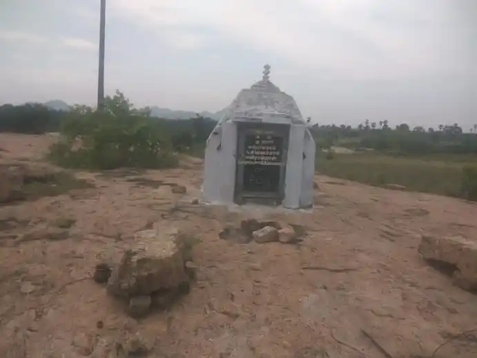 Arulmigu Perumparai Vinayagar Temple, Perumbarai, Perumbarai - 624710 அருள்மிகு பெரும்பாறை விநாயகர் கோயில், Perumbarai, பெரும்பாறை - 624710, Dindigul - Ancient Temple Architecture and History Image 4