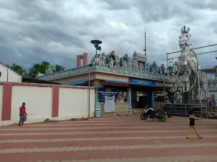 Arulmigu Perungaraiyadi Minda Ayyanar Temple, Kulamangalam, Kulamangalam - 614624 அருள்மிகு பெருங்காரையடி மீண்ட அய்யனார் திருக்கோயில், குளமங்கலம், ஆலங்குடி வட்டம் - 614624, Pudukkottai - Ancient Temple Architecture and History Image 4