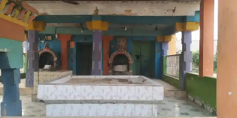 Arulmigu Pidari and Ettiyamman and Vasakottiyamman Temple, Erthangal - 632604 அருள்மிகு பிடாரி மற்றும் எட்டியம்மன் மற்றும் வசகோட்டியம்மன் திருக்கோயில், எர்தாங்கல் - 632604, Vellore - Ancient Temple Architecture and History Image 2