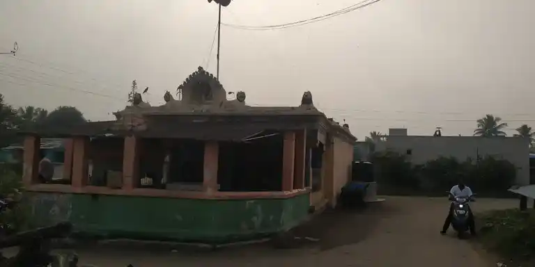 Arulmigu Pidari and Ettiyamman and Vasakottiyamman Temple, Erthangal - 632604 அருள்மிகு பிடாரி மற்றும் எட்டியம்மன் மற்றும் வசகோட்டியம்மன் திருக்கோயில், எர்தாங்கல் - 632604, Vellore - Ancient Temple Architecture and History Image 4