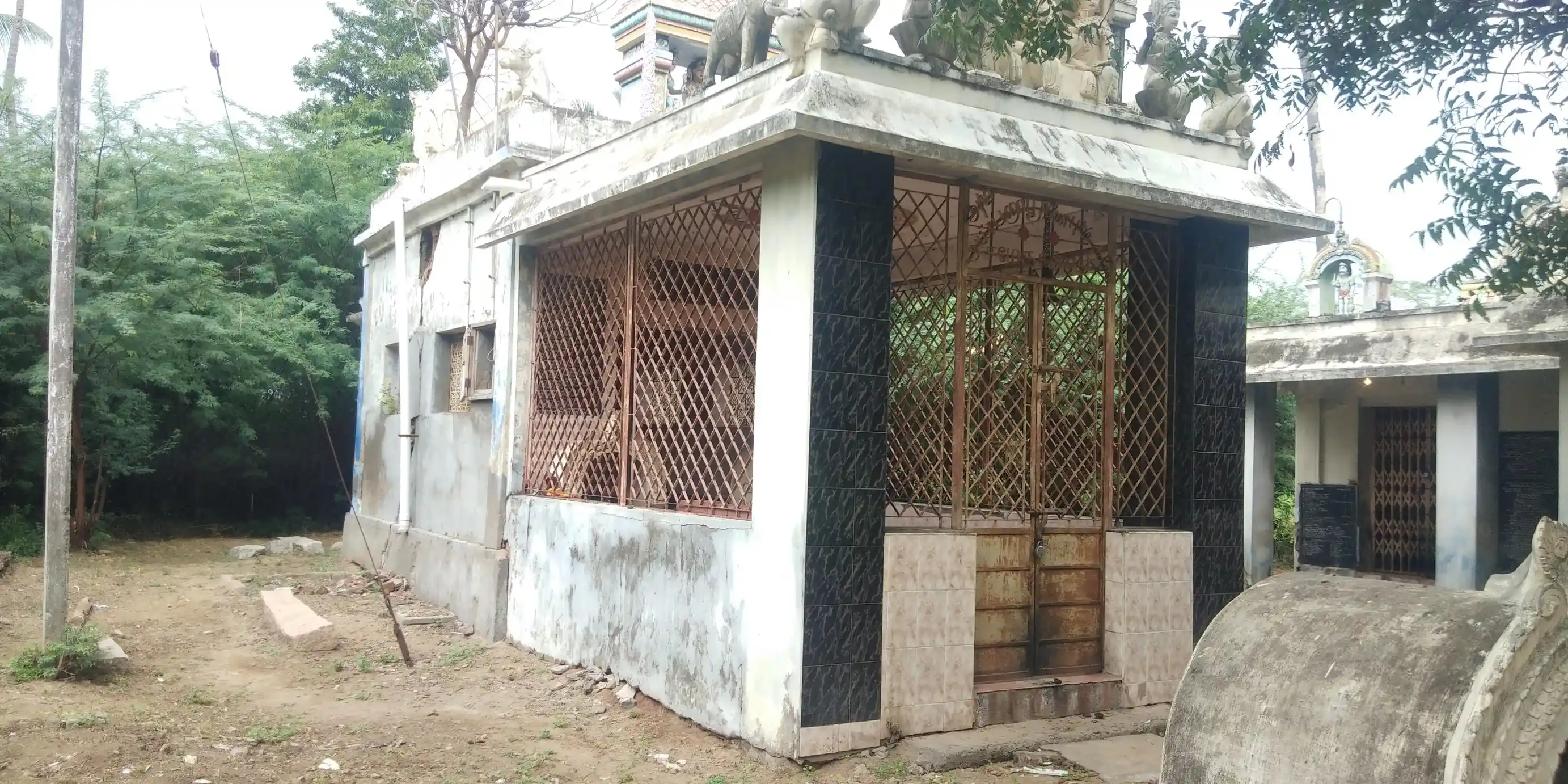 Arulmigu Pidari Madhura Kaliamman Temple, Mutharasanallur - 620101 அருள்மிகு பிடாரி மதுர காளியம்மன் திருக்கோயில், முத்தரசநல்லூர், Mutharasanallur - 620101, Thiruchirappalli - Ancient Temple Architecture and History Image 3