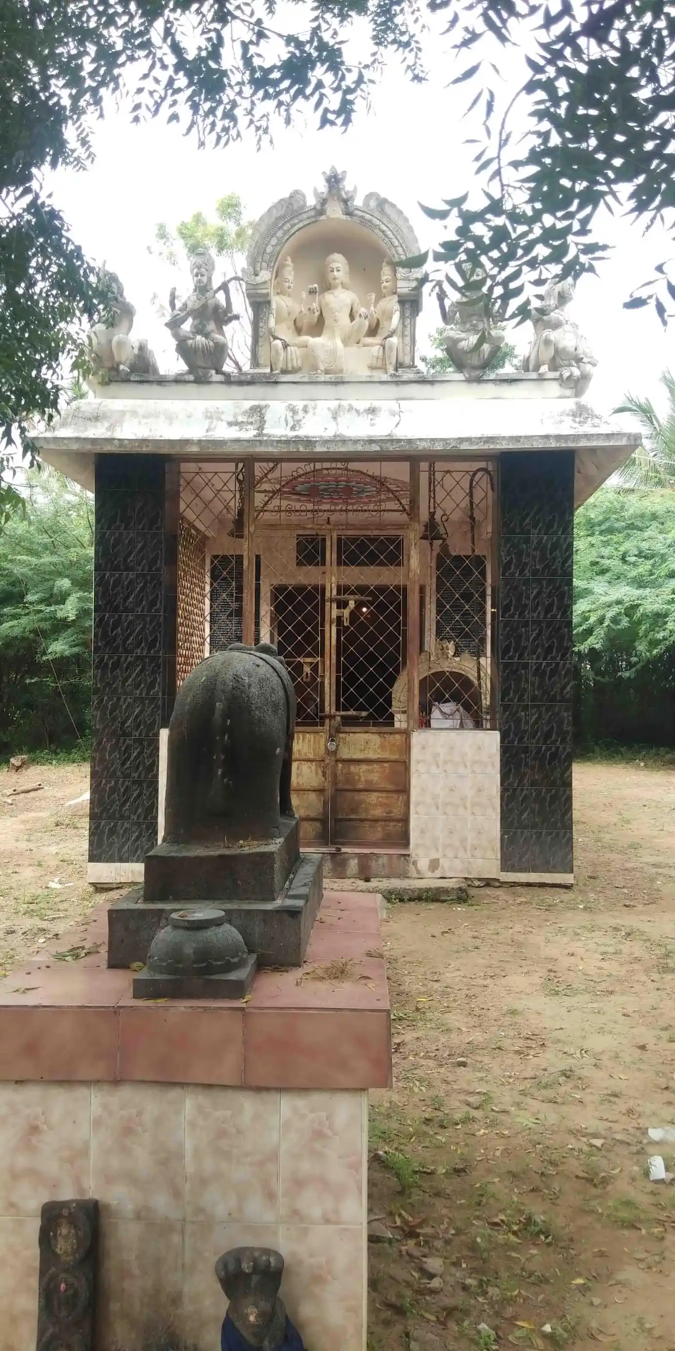 Arulmigu Pidari Madhura Kaliamman Temple, Mutharasanallur - 620101 அருள்மிகு பிடாரி மதுர காளியம்மன் திருக்கோயில், முத்தரசநல்லூர், Mutharasanallur - 620101, Thiruchirappalli - Ancient Temple Architecture and History Image 4