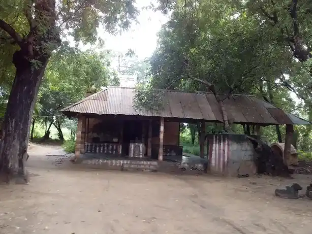 Arulmigu Pidari Palal Mudicyiyamman Temple, Poyaputhur, Kammanallur - 639105 அருலள்மிகு பிடாரி பள்ளமுடிச்சம்மன் திருக்கோயில், Poyaputhur, Kammanallur - 639105, Karur - Ancient Temple Architecture and History Image 2