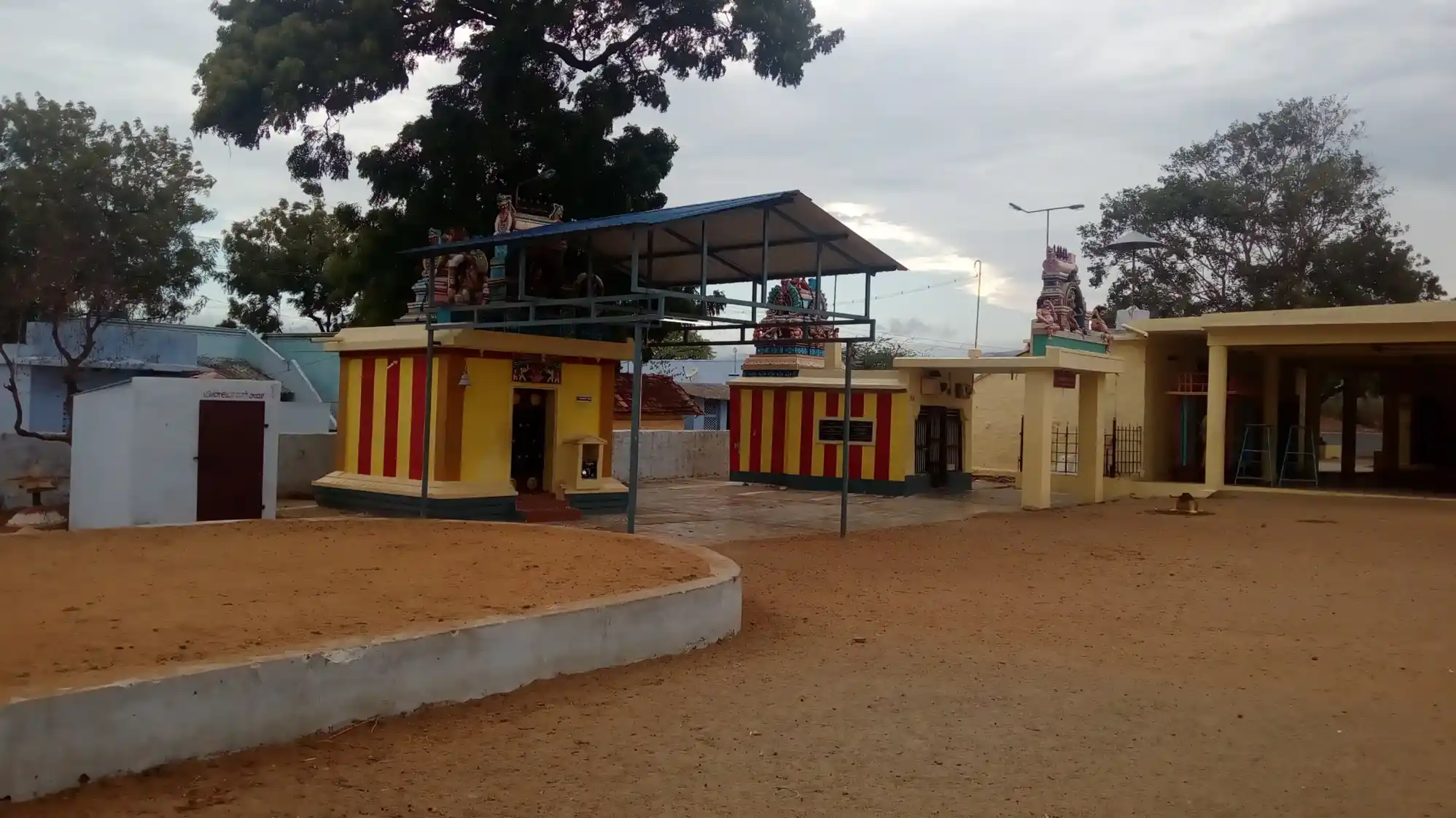Arulmigu Pidari Vilagam Sri Vailu Muthuamman And Mariamman And Utchimakaaliamman Temple, Adaichani, Adaichani - 627413 அருள்மிகு பிடாரி விளாகம் ஸ்ரீ வெயிலு முத்தம்மன், மாரியம்மன்,உச்சி மாகாளியம்மன் திருக்கோயில், அடைச்சாணி, அடைச்சாணி - 627413, Tenkasi - Ancient Temple Architecture and History Image 2
