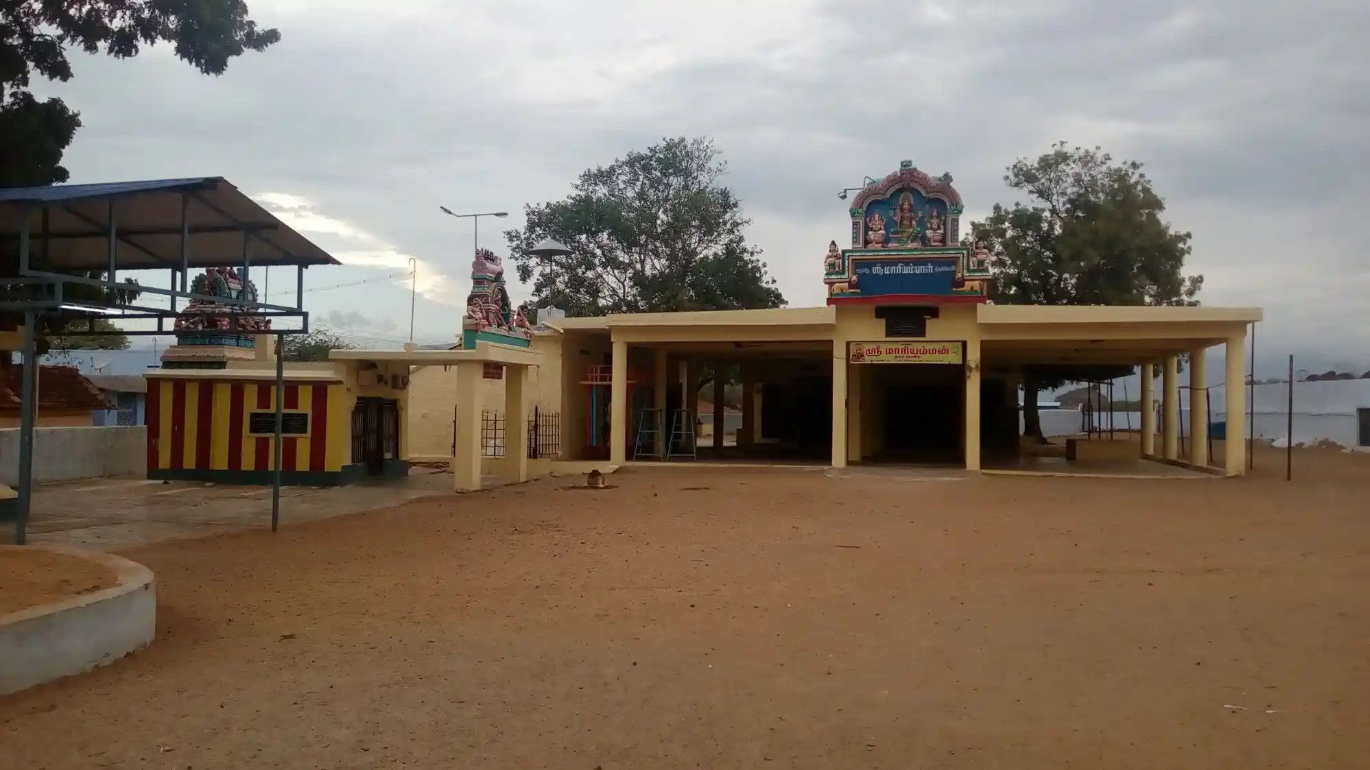 Arulmigu Pidari Vilagam Sri Vailu Muthuamman And Mariamman And Utchimakaaliamman Temple, Adaichani, Adaichani - 627413 அருள்மிகு பிடாரி விளாகம் ஸ்ரீ வெயிலு முத்தம்மன், மாரியம்மன்,உச்சி மாகாளியம்மன் திருக்கோயில், அடைச்சாணி, அடைச்சாணி - 627413, Tenkasi - Ancient Temple Architecture and History Image 3