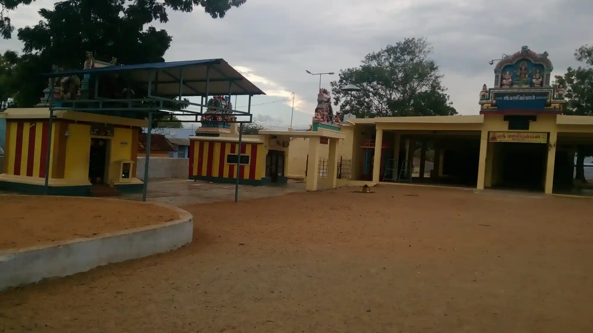 Arulmigu Pidari Vilagam Sri Vailu Muthuamman And Mariamman And Utchimakaaliamman Temple, Adaichani, Adaichani - 627413 அருள்மிகு பிடாரி விளாகம் ஸ்ரீ வெயிலு முத்தம்மன், மாரியம்மன்,உச்சி மாகாளியம்மன் திருக்கோயில், அடைச்சாணி, அடைச்சாணி - 627413, Tenkasi - Ancient Temple Architecture and History Image 4