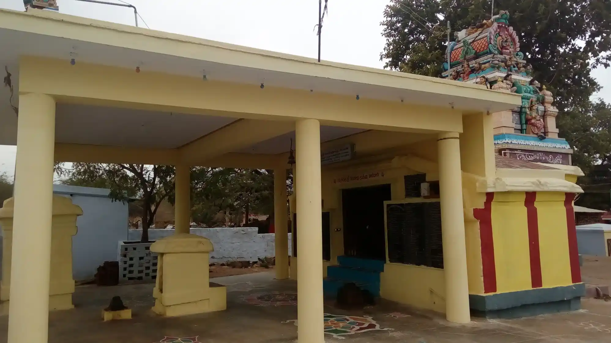 Arulmigu Pidari Vilagam Sri Vailu Muthuamman And Mariamman And Utchimakaaliamman Temple, Adaichani, Adaichani - 627413 அருள்மிகு பிடாரி விளாகம் ஸ்ரீ வெயிலு முத்தம்மன், மாரியம்மன்,உச்சி மாகாளியம்மன் திருக்கோயில், அடைச்சாணி, அடைச்சாணி - 627413, Tenkasi - Ancient Temple Architecture and History Image 5