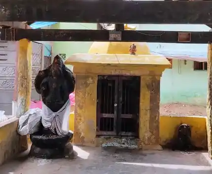 Arulmigu Pilaiyar Temple, Kudamurutti Padithurai, Onbathuveli, Thirukatupalli - 613104 அருள்மிகு பிள்ளையார் கோவில்., குடமுருட்டி படித்துறை, ஒன்பத்து வேலி, Thirukatupalli - 613104, Thanjavur - Ancient Temple Architecture and History Image 7