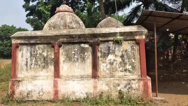 Arulmigu Piriyayyanar Temple, Olugaimangalam, Olugaimangalam - 609307 அருள்மிகு பெரிய அய்யனார் திருக்கோயில், Olugaimangalam, Olugaimangalam - 609307, Mayiladuthurai - Ancient Temple Architecture and History Image 2