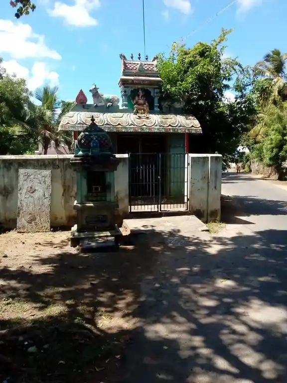 Arulmigu Poiurai Pilliyar Temple, Puthanur, A. Poothanur - 609307 Arulmigu Poiurai Pilliyar Temple, Puthanur, Puthanur - 609307, Mayiladuthurai - Ancient Temple Architecture and History Image 4