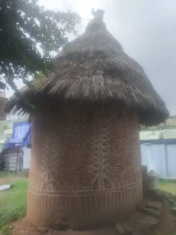 Arulmigu Pommaya Thambiran Temple, Elumalai - 625535 அருள்மிகு பொம்மையா தம்பிரான் திருக்கோயில், Elumalai - 625535, Madurai - Ancient Temple Architecture and History Image 2