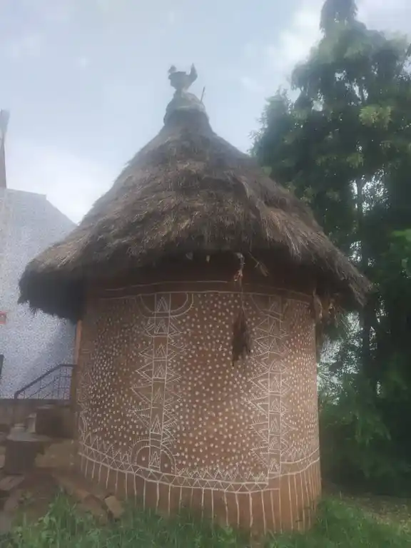 Arulmigu Pommaya Thambiran Temple, Elumalai - 625535 அருள்மிகு பொம்மையா தம்பிரான் திருக்கோயில், Elumalai - 625535, Madurai - Ancient Temple Architecture and History Image 3