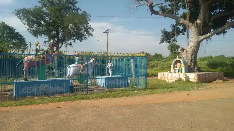 Arulmigu Ponnandavaraalamarakuthirai Temple, Aniyapoor - 621307 அருள்மிகு பொன்னாண்டவர் அம்பு போடும் ஆலமரக்கோயில் குதிரைக்கோயில் அணியாப்பூர் , மணப்பாறை , திருச்சி கோயில், Aniyapoor - 621307, Thiruchirappalli - Ancient Temple Architecture and History Image 4
