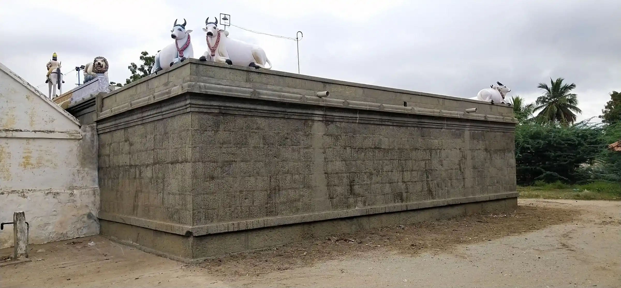 Arulmigu Poonatchiyamman Temple, Ponnusangampatti - 621206 Arulmigu Poonatchiyamman Temple, Ponnusangampatti - 621206, Thiruchirappalli - Ancient Temple Architecture and History Image 5