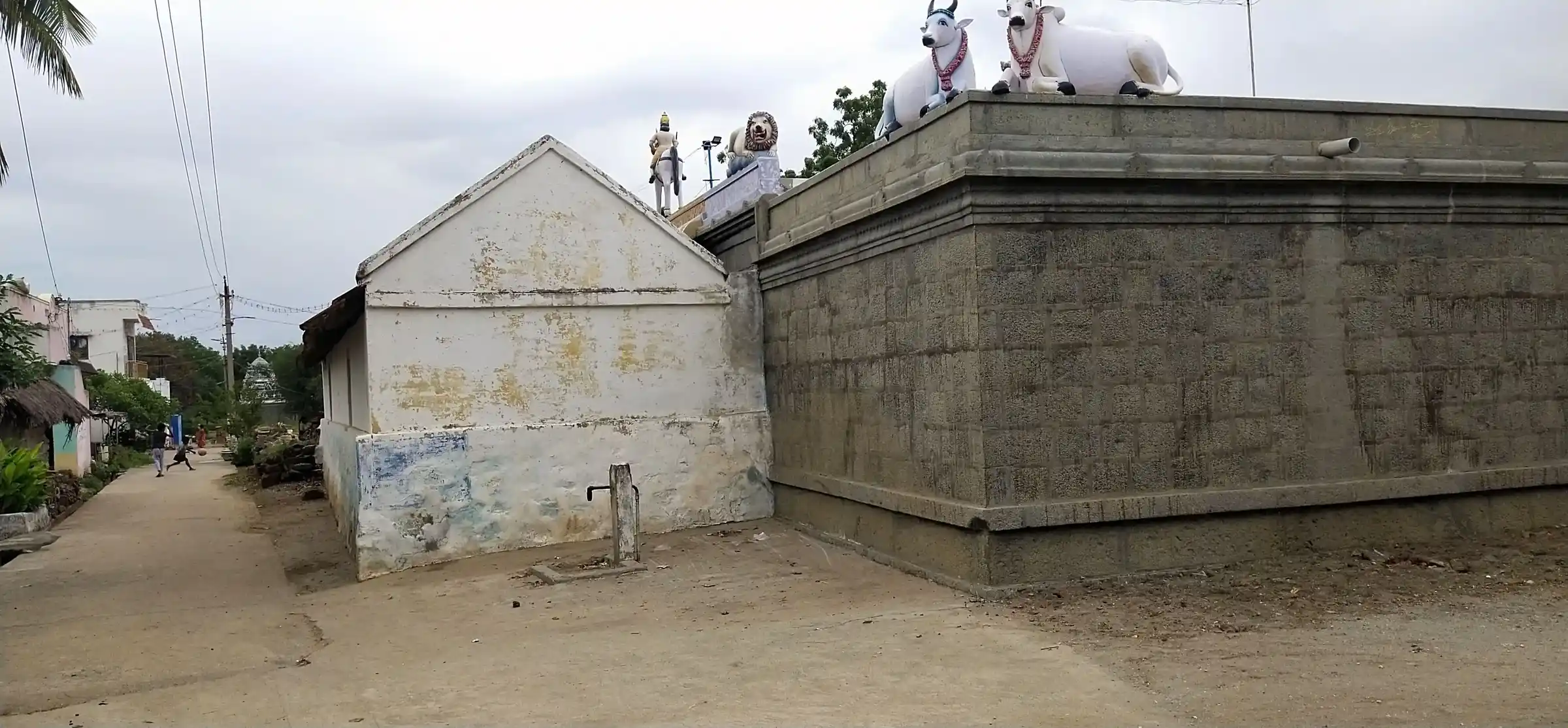 Arulmigu Poonatchiyamman Temple, Ponnusangampatti - 621206 Arulmigu Poonatchiyamman Temple, Ponnusangampatti - 621206, Thiruchirappalli - Ancient Temple Architecture and History Image 7