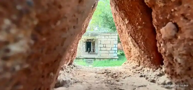 Arulmigu Poongavanathu Ayyanar Temple, Vellaalakkottiyur - 622506 அருள்மிகு பூங்காவனத்து அய்யனார் திருக்கோயில், Vellaalakkottiyur - 622506, Pudukkottai - Ancient Temple Architecture and History Image 2