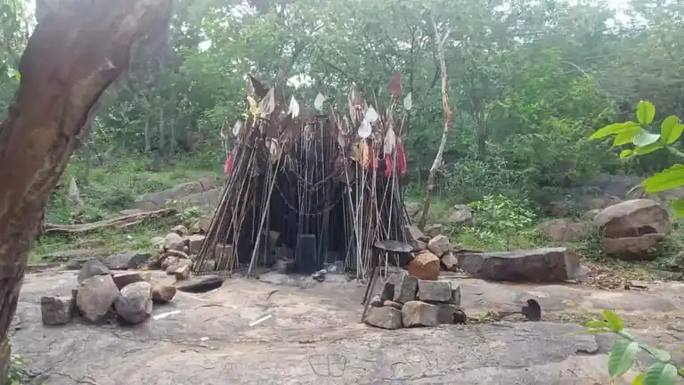 Arulmigu Pottakattu Ayyanar Temple, Keelavannariruppu - 630405 அருள்மிகு. பொட்டக்காட்டு அய்யனார் திருக்கோயில், Keelavannariruppu - 630405, Sivagangai - Ancient Temple Architecture and History Image 2