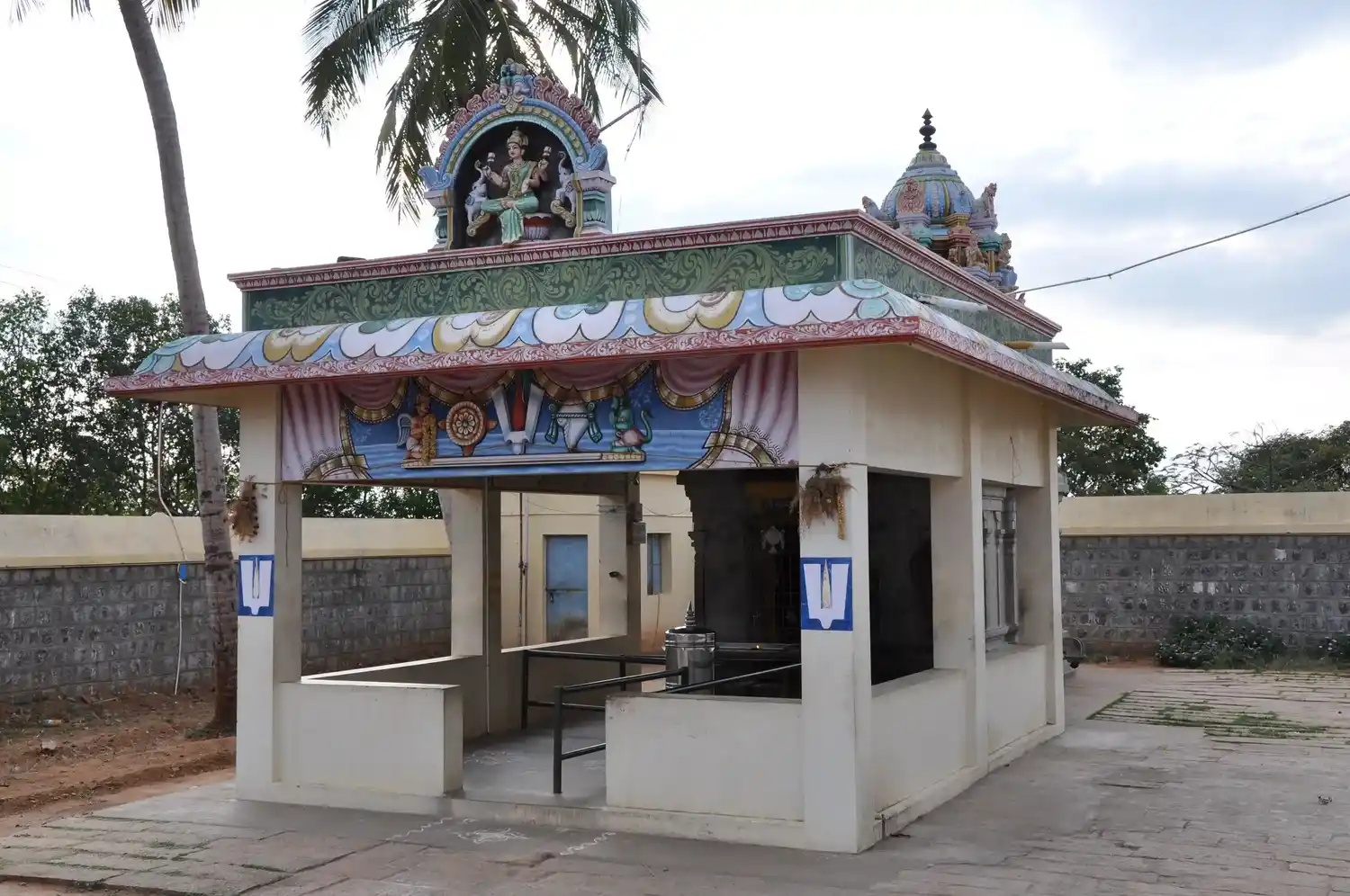 Arulmigu Prasanna Venkatramanaswamy Temple, Chinna Thirupathi, Karuvalli - 636305 அருள்மிகு பிரசன்ன வெங்கட்ரமண சுவாமி திருக்கோயில், சின்ன திருப்பதி, Kaaruvalli - 636305, Salem - Ancient Temple Architecture and History Image 2
