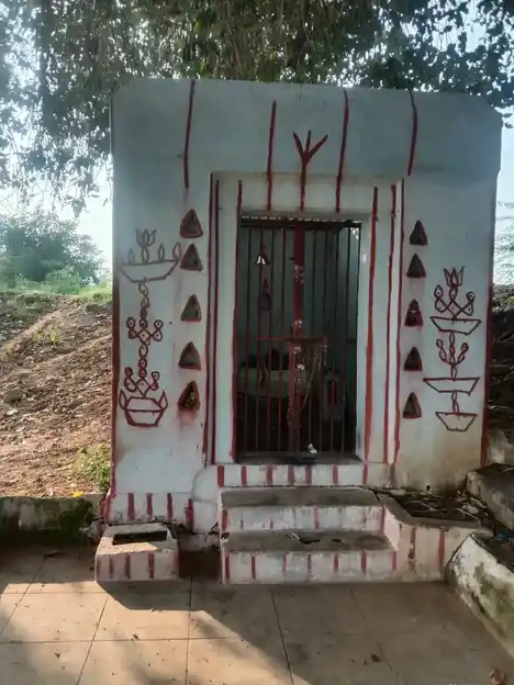 Arulmigu Pungulathu Ayyanar Temple, Vadakku Venganallur - 626127 அருள்மிகு புதுக்குளம் அய்யனார் திருக்கோயில், வடக்குவெங்காநல்லுர் - 626127, Virudhunagar - Ancient Temple Architecture and History Image 4