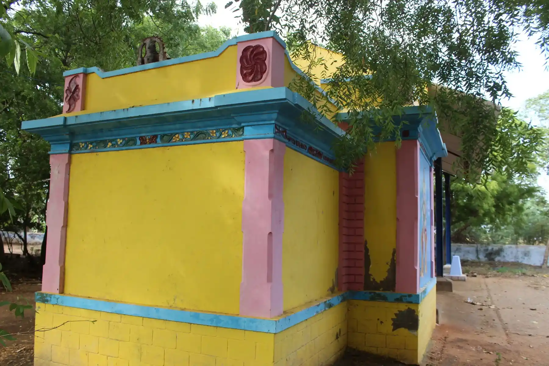 Arulmigu Ramar And Kaliamman And Muppidathiamman Temple, Street End, Thenkalamputhur - 627357 அருள்மிகு இராமர், அருள்மிகு காளியம்மன், அருள்மிகு முப்பிடாதியம்மன் திருக்கோயில், Street End, தென்கலம்புதூர் - 627357, Tirunelveli - Ancient Temple Architecture and History Image 3