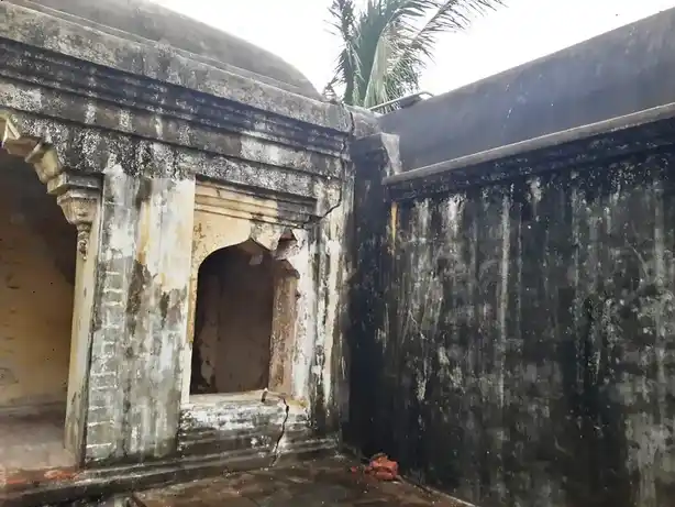 Arulmigu Rathnapureeswarar Temple, Thiruvalaputhur - 609202 அருள்மிகு ரெத்தினபுரீஸ்வரர் சுவாமி திருக்கோயில், Thiruvalaputhur - 609202, Mayiladuthurai - Ancient Temple Architecture and History Image 6