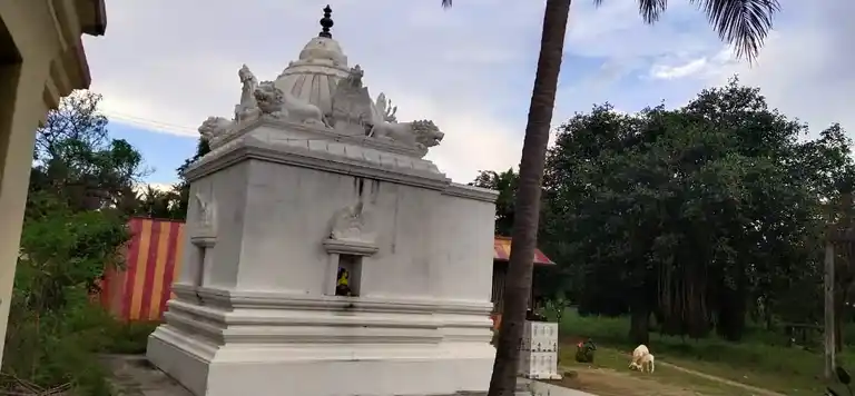 Arulmigu Sammundiyamman Temple, Periyagaram - 635651 அருள்மிகு சாமுண்டியம்மன் திருக்கோயில், பெரியகரம் - 635651, Thirupathur - Ancient Temple Architecture and History Image 4