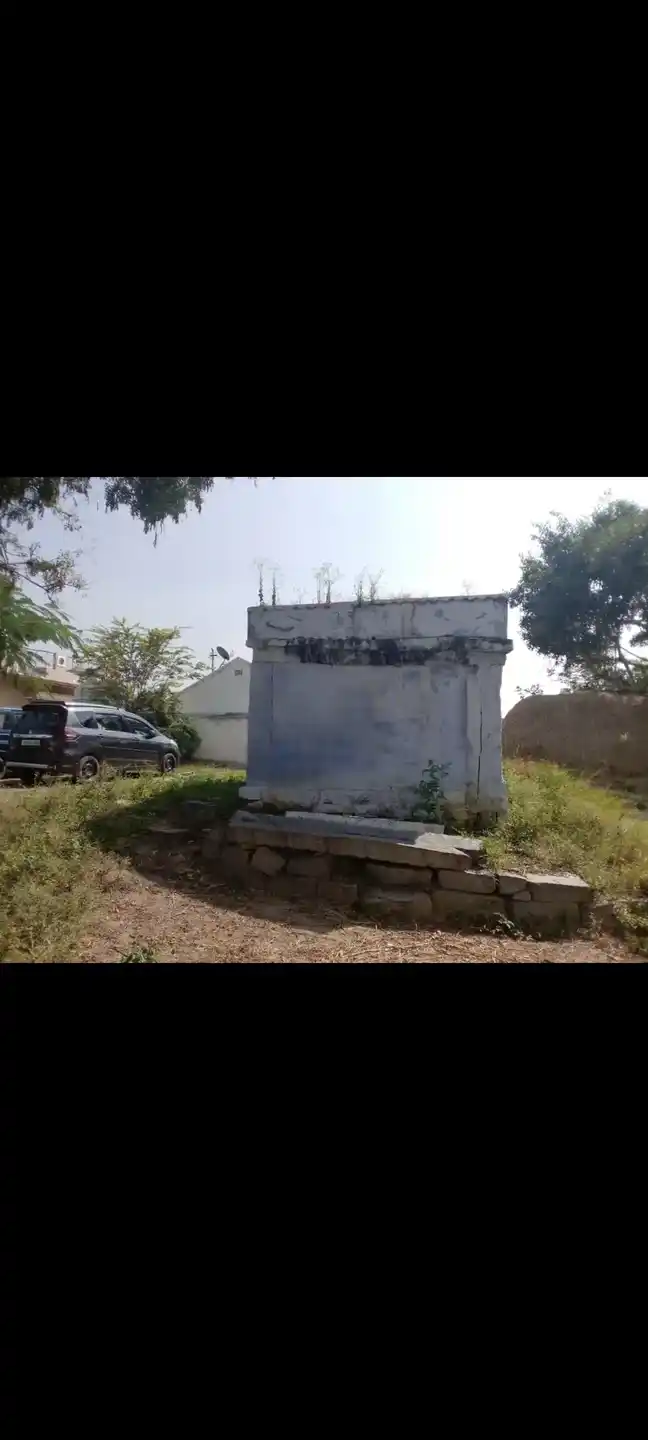 Arulmigu Samundeswari Thedukaragam Temple, Near Badethala Pond, Kallukuruki - 635001 அருள்மிகு சாமுண்டீஸ்வரி தேடுகரகம் திருக்கோயில், Near Badethala Pond, Kallukuruki - 635001, Krishnagiri - Ancient Temple Architecture and History Image 2