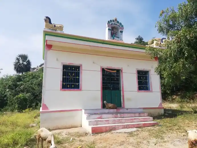 Arulmigu Samundiamman Temple, Near Kundharpalli Ayutha Padai Office, Samanthamalai - 635115 அருள்மிகு சாமுண்டியம்மன் திருக்கோயில், Near Kundharpalli Ayutha Padai Office, Samanthamalai - 635115, Krishnagiri - Ancient Temple Architecture and History Image 2
