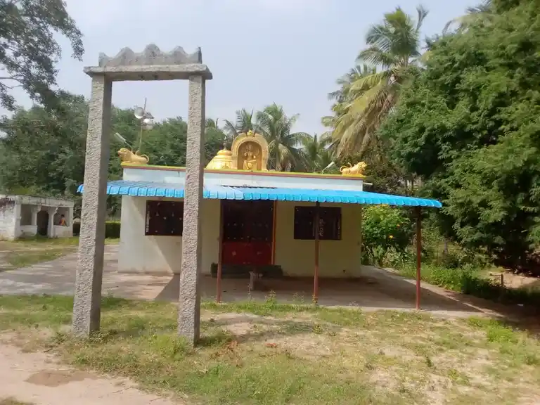 Arulmigu Samundiamman Temple, Near Pond, Elumichagiri - 635120 அருள்மிகு சாமுண்டியம்மன் திருக்கோயில், Near Pond, Elumichagiri - 635120, Krishnagiri - Ancient Temple Architecture and History Image 3
