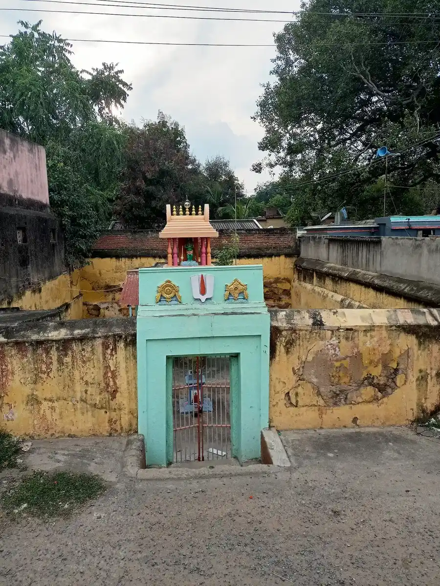 Arulmigu Sanjeevarayar Temple, Pakkam Vengadapuram - 632601 அருள்மிகு சஞ்சீவிராயர் திருக்கோயில், பாக்கம் வெங்கடாபுரம் - 632601, Vellore - Ancient Temple Architecture and History Image 2