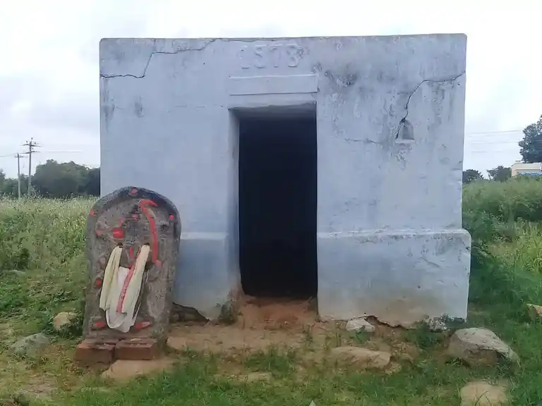 Arulmigu Sanjeevarayaswamy Temple, Chekkari Medu, Polupalli - 635115 அருள்மிகு சஞ்சீவராய சுவாமி திருக்கோயில், Chekkari Medu, Polupalli - 635115, Krishnagiri - Ancient Temple Architecture and History Image 2