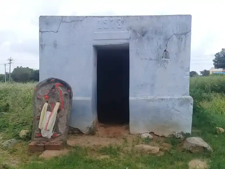 Arulmigu Sanjeevarayaswamy Temple, Chekkari Medu, Polupalli - 635115 அருள்மிகு சஞ்சீவராய சுவாமி திருக்கோயில், Chekkari Medu, Polupalli - 635115, Krishnagiri - Ancient Temple Architecture and History Image 4