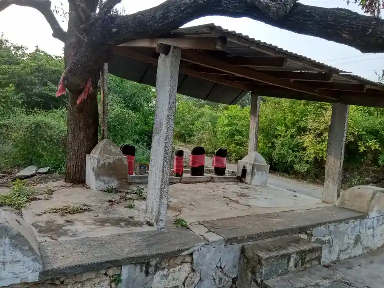Arulmigu Sankaranthikaradu Pillaiyar Temple, Ariyagoundampatty - 637406 அருள்மிகு சங்கராந்திகாடு பிள்ளையார் திருக்கோயில், Ariyagoundampatty - 637406, Namakkal - Ancient Temple Architecture and History Image 3