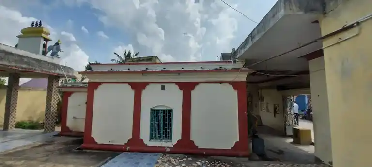 Arulmigu Santha Venugopalaswami Temple, Giripilspettai - 631002 அருள்மிகு சாந்த வேணுகோபாலசுவாமி திருக்கோயில், கிரிப்ஸ்சில்பேட்டை - 631002, Ranipet - Ancient Temple Architecture and History Image 2