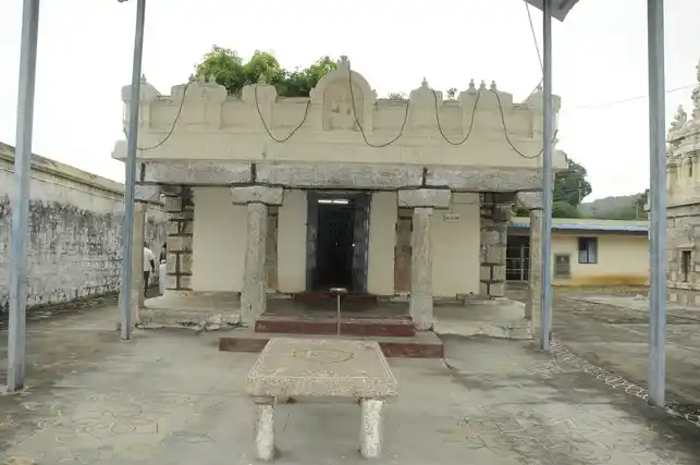 Arulmigu Santhanavenu Gopalaswamy Temple, Santhanvenugopalapuram, K.G.Kandigai - 631303 அருள்மிகு சந்தானவேணுகோபால சுவாமி திருக்கோயில், சந்தானவேணுகோபாலபுரம், கே.ஜி.கண்டிகை - 631303, Tiruvallur - Ancient Temple Architecture and History Image 5