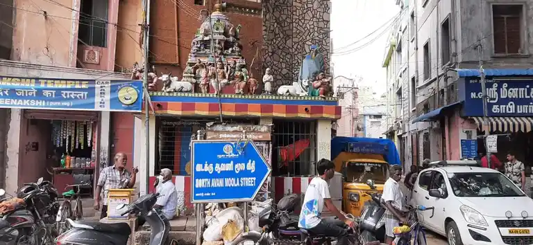 Arulmigu Santhiveerappa Swamy Muthumariyamman Temple, Melaavanimoolaveethi, Madurai - 625001 சந்தி வீரப்பசாமி மற்றும் முத்துமாரியம்மன் கோயில், Melaavanimoolaveethi, Madurai - 625001, Madurai - Ancient Temple Architecture and History Image 3