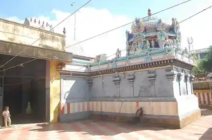 Arulmigu Sarangapaniswamy Temple, Koranad, Mayiladuthurai - 609001 அருள்மிகு சாரங்கபாணி பெருமாள் திருக்கோயில், கூறைநாடு, மயிலாடுதுறை - 609001, Mayiladuthurai - Ancient Temple Architecture and History Image 4