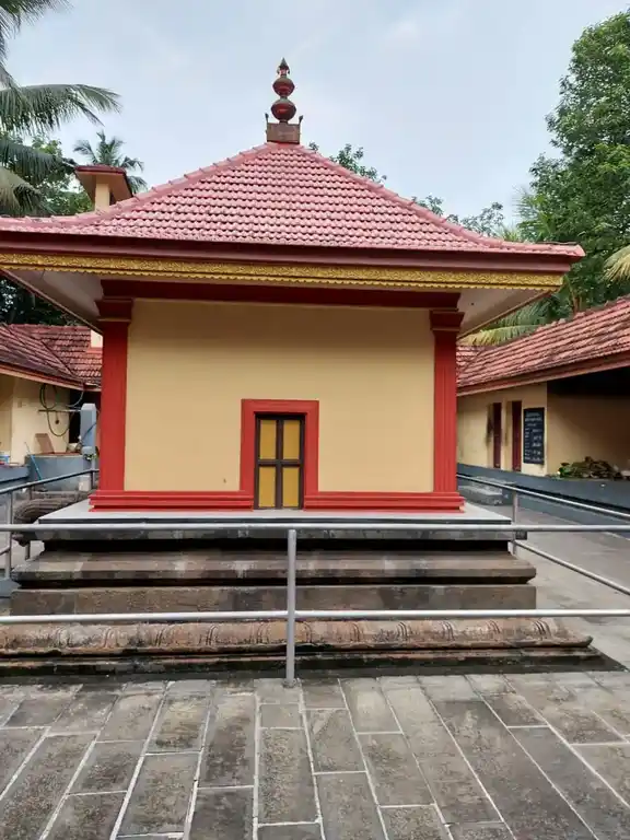 Arulmigu Sastha Temple, Chemmaruthankavu, Kadayal - 629161 Arulmigu Sastha Temple, Chemmaruthankavu, கடையல் - 629161, Kanyakumari - Ancient Temple Architecture and History Image 2