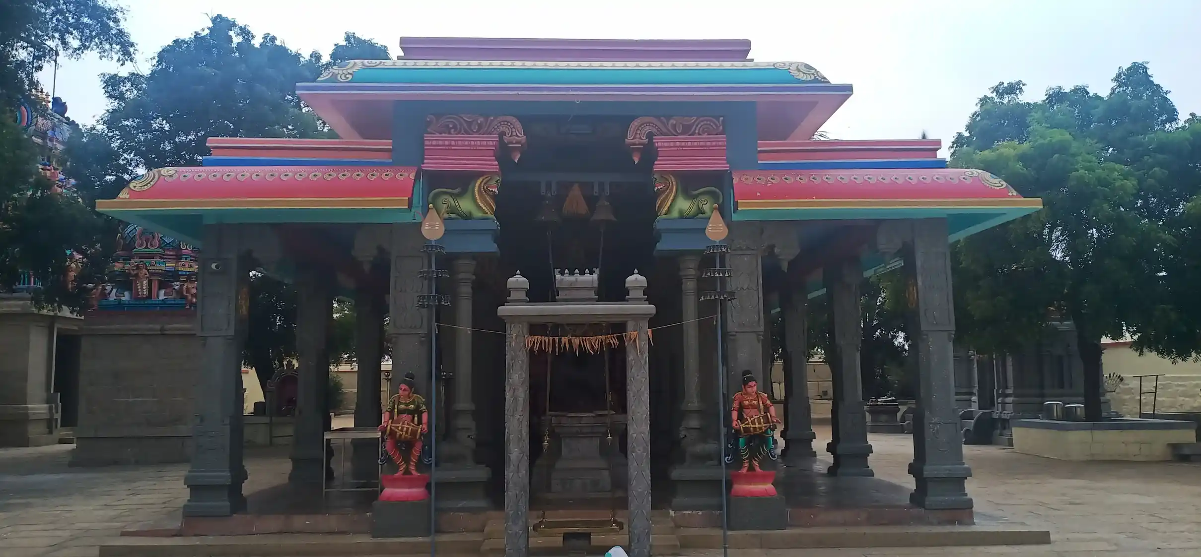 Arulmigu Sellandiamman Temple, Kalutharikapalaiyam - 624616 அருள்மிகு மதுக்கரை செல்லாண்டியம்மன் திருக்கோயில், கழுத்தருக்கான்பாளையம் - 624616, Dindigul - Ancient Temple Architecture and History Image 7