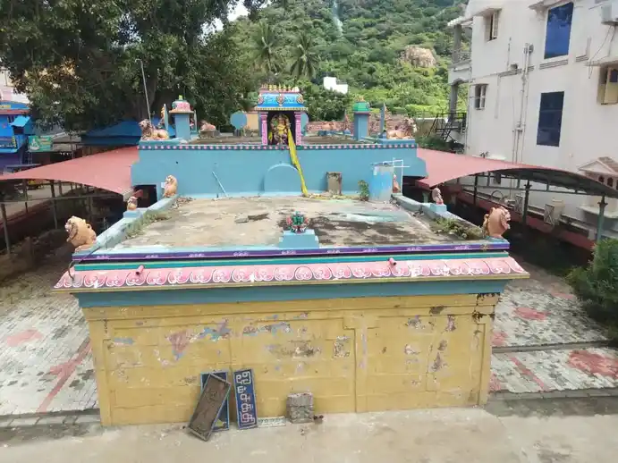 Arulmigu Selliyamman Osuramman Temple, Thirukalukundram - 603109 அருள்மிகு செல்லியம்மன், ஓசூரம்மன் திருக்கோயில், திருக்கழுக்குன்றம் - 603109, Chengalpattu - Ancient Temple Architecture and History Image 4