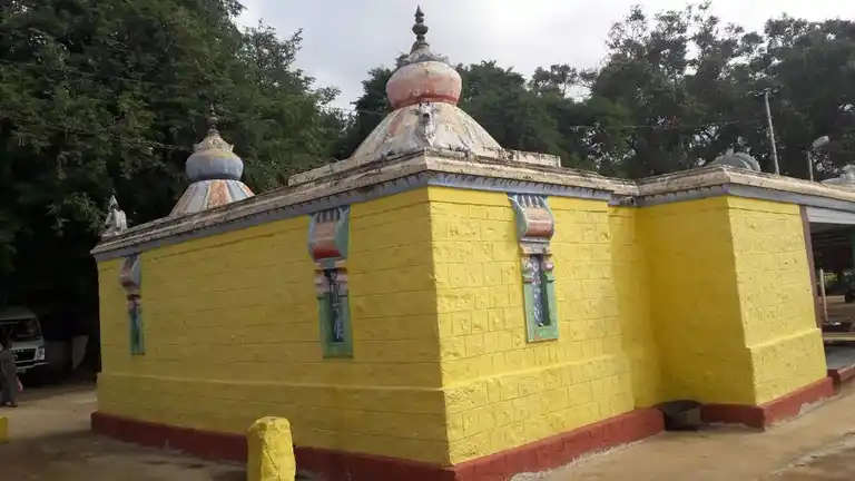 Arulmigu Sendraya Perumal Temple, Madathur, 22,Nanjundapuram - 641018 அருள்மிகு சென்றராயர் பெருமாள் திருக்கோயில், Madathur, 22,Nanjundapuram - 641018, Coimbatore - Ancient Temple Architecture and History Image 2