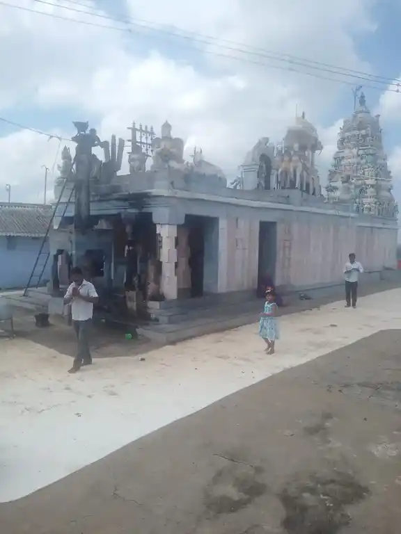 Arulmigu Sendrayaperumal Mariamman Temple, Rakkipatti - 637504 அருள்மிகு சென்றாயப்பெருமாள், மாரியம்மன், ஓம்காளியம்மன் வகையறா திருக்கோயில், ராக்கிப்பட்டி - 637504, Salem - Ancient Temple Architecture and History Image 2
