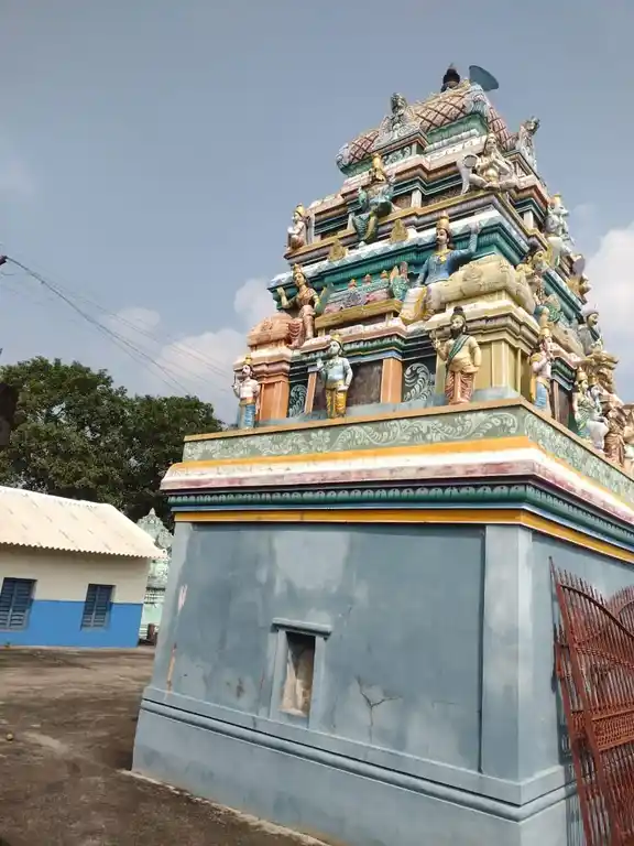 Arulmigu Sendrayaperumal Mariyamman Temple, Kadamparaalli, Gopalapattipudur - 636906 அருள்மிகு சென்றாய பெருமாள், மாரியம்மன் திருக்கோயில், Kadamparaalli, Gopalapattipudur - 636906, Dharmapuri - Ancient Temple Architecture and History Image 2